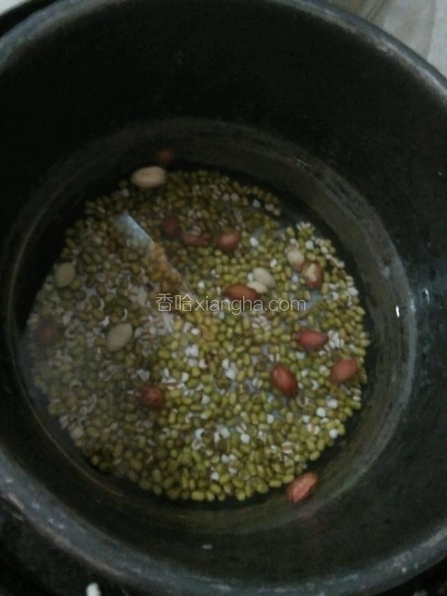 泡好的红豆，薏米花生，放入高压锅，倒入清水。