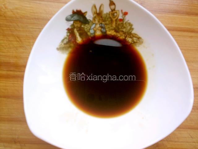 取小碗加盐，醋，糖，料酒，海鲜酱油，花椒粉调汁。