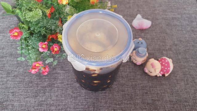 倒入容器里面放入冰箱，吃的时候拿出来吃多少拿多少！