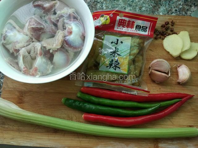 如图准备好材料，鸡胗用清水洗净泡一泡；