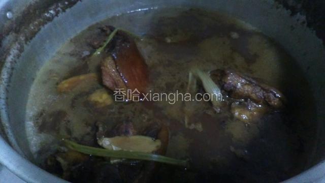 煮熟后不要捞出再汤锅里泡上一夜。