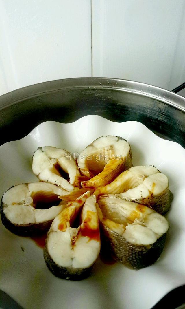 打开锅盖，把蒸好的鱼盘里水倒干净，放一小勺豉油，再蒸3分钟关火