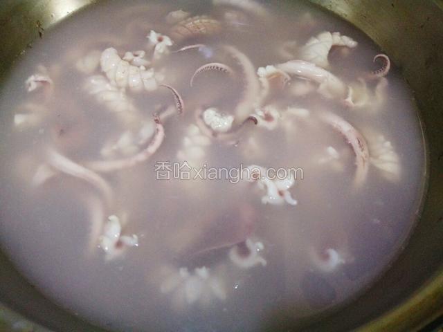 鱿鱼过水，看鱿鱼自然卷曲收缩马上捞出来