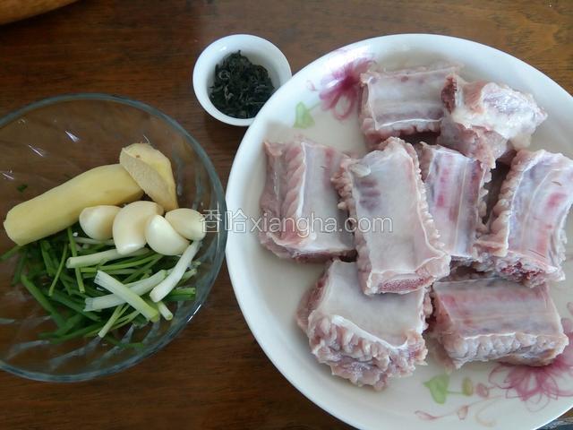 排骨洗净，葱姜蒜，茶叶准备