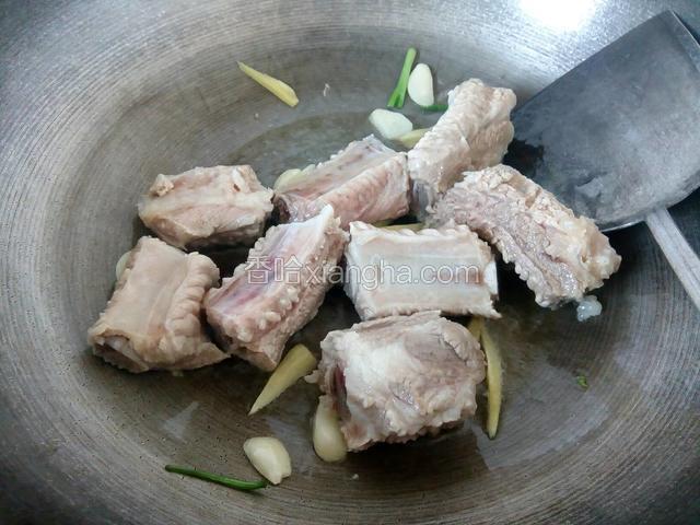 倒入排骨