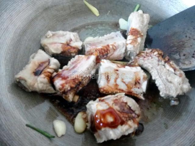 加料酒，生抽，老抽，耗油翻炒