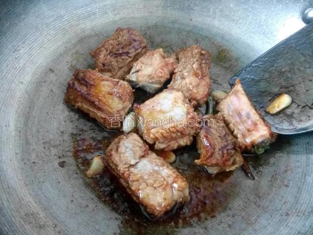 加一点糖翻炒上色