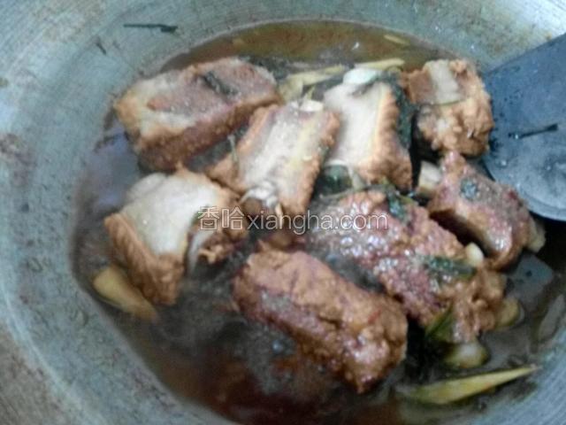 小火炖半小时，开始收汁