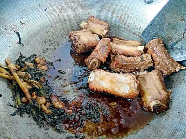 把葱姜蒜，茶叶和排骨分开，裹上浓稠的汁装盘