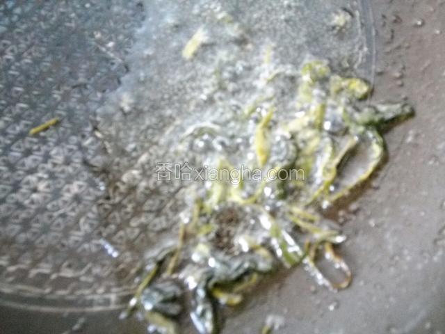 锅洗净倒入一点点油 小火慢慢炸茶叶