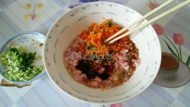 把所有材料放进肉馅搅匀（葱先放一半）
盐要包的时候在放！