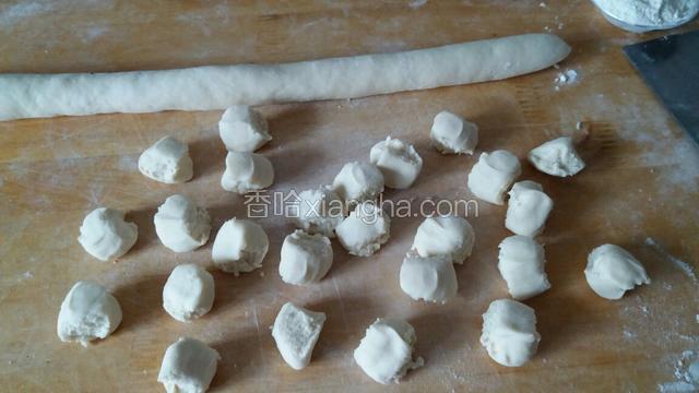 把醒好的面搓成条！揪成合适大小的剂子！
也可用刀切！