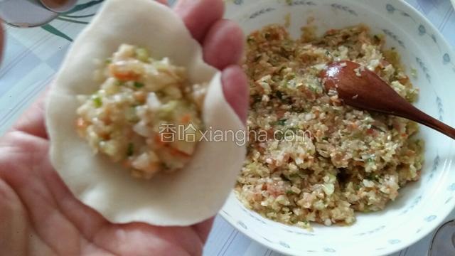 把饺子皮放馅子一合两手虎口一捏就成了！
快包完的时候用水壶把水先烧开待用！