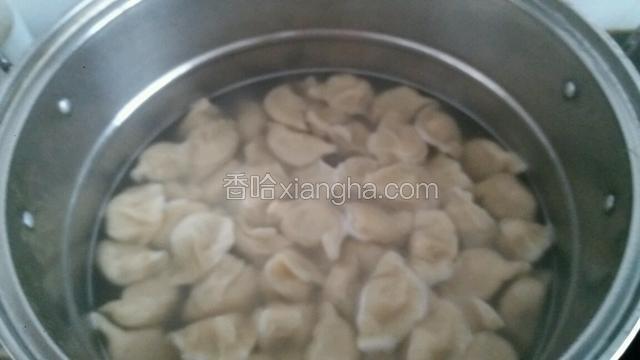水开煮饺子！把饺子下锅大火烧开！小火慢煮
盖盖煮馅！敞盖煮皮！用木铲时常搅动！以免粘锅底！煮到3.5分钟饺子飘起来饺子就熟了！