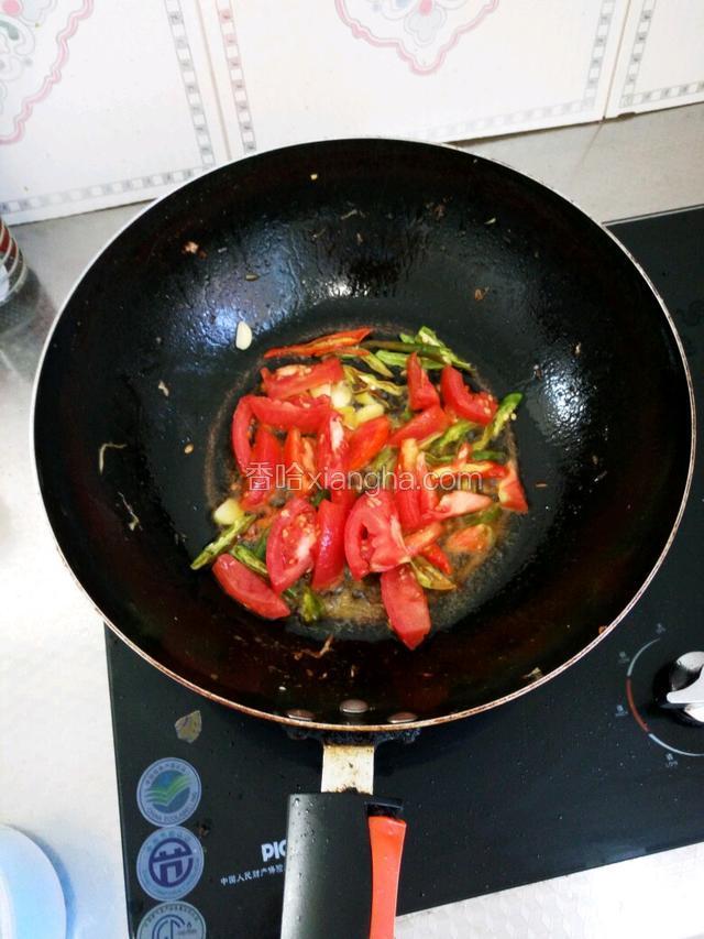 锅里烧油，待油温八成热时倒入蒜片、辣椒、西红柿爆香！来回翻炒，可稍微加点水，翻炒至西红柿出汁，倒入酱油，翻匀。加入泡好水的茄子，来回翻炒，待茄子快熟时加入，味精，鸡精，盐各适量，炒至出锅！