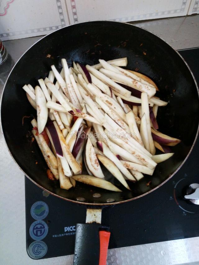 来回翻炒，锅里加勺凉水，翻炒至西红柿出汁，倒入酱油，翻匀。加入泡好水的茄子，来回翻炒！待茄子快熟时加入，味精，鸡精，盐各适量，炒至出锅！