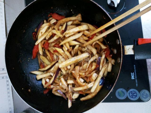 待茄子快熟时加入，味精，鸡精，盐各适量，炒至出锅！