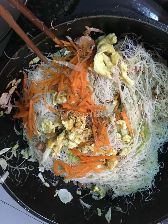 再下胡萝卜 鸡蛋 盐白糖 生抽 鸡精 鲍鱼汁 不停翻炒