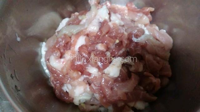 猪肉切丝放入盆中
