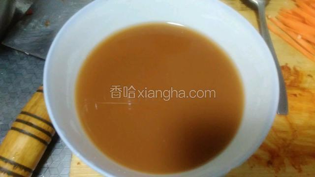 搅拌均匀的碗汁