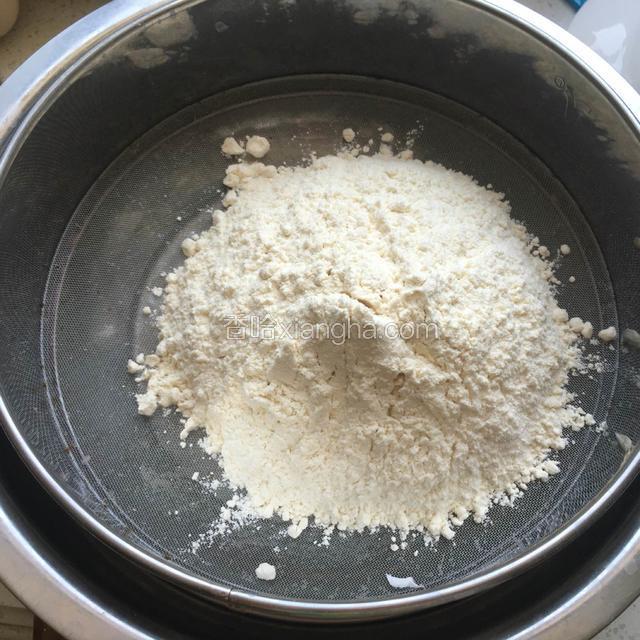 低筋粉过筛备用