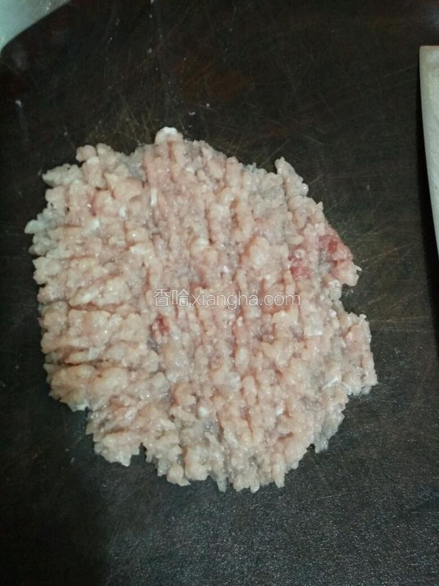 瘦肉洗净剁成泥