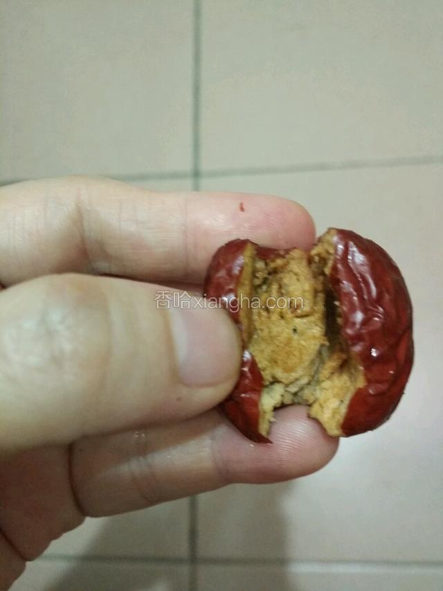 红枣剥开去核，因为核是燥热的