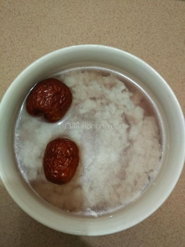 最后半小时时把红枣一起放到肉里浸泡