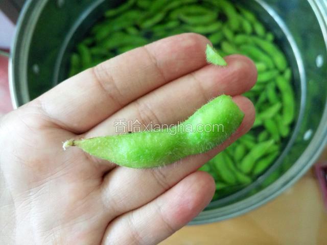在大头剪一个开口 尾部留着吃的时候拿着方便