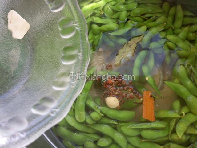 冷水上锅 放入炖料和毛豆同煮