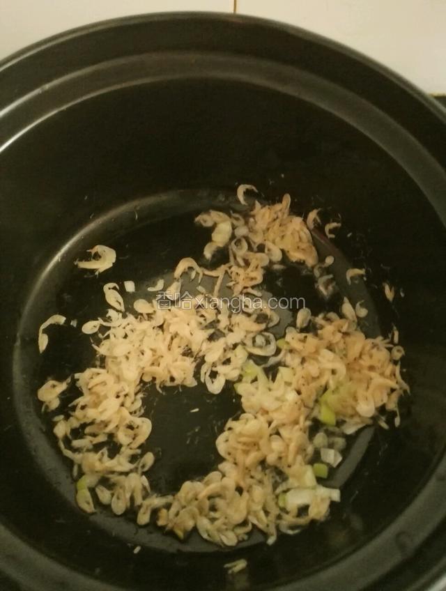 把虾米放入锅中翻炒出香味
