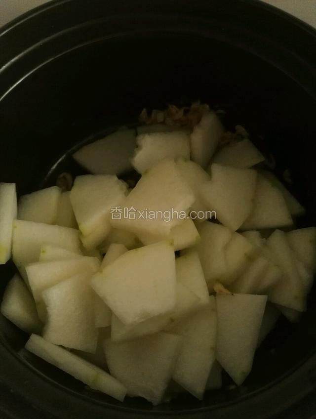 倒入冬瓜翻炒均匀
