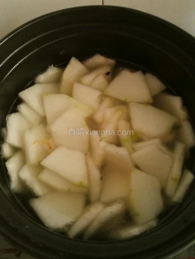 倒入适量水，加入盐，鸡精烧开