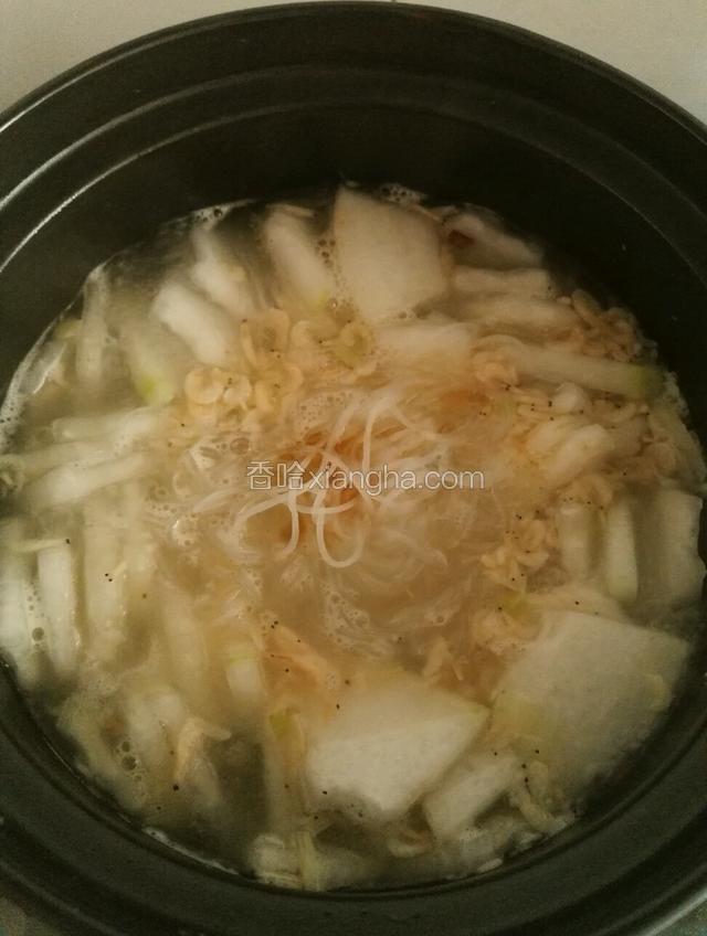 放入粉丝，淋入香油即可