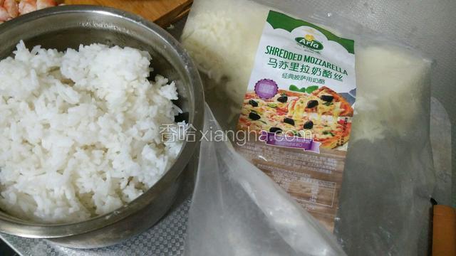 准备米饭和马苏里拉