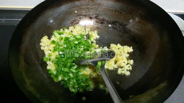 加青椒，炒一分钟