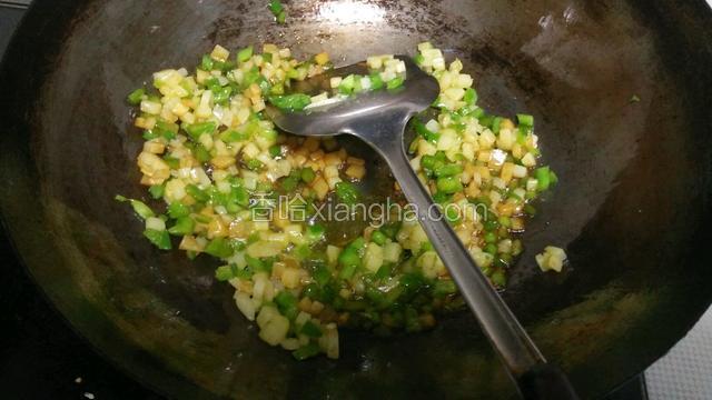 加盐，黑胡椒粉，海鲜酱油炒匀