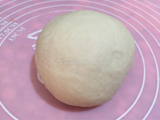 面粉加入适量牛奶，一个鸡蛋和成面团