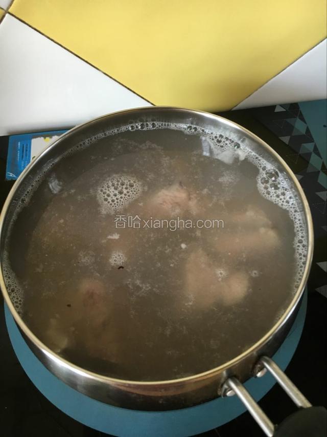 排骨洗净入锅中，加水煮开，煮出血污浮沫，倒掉水