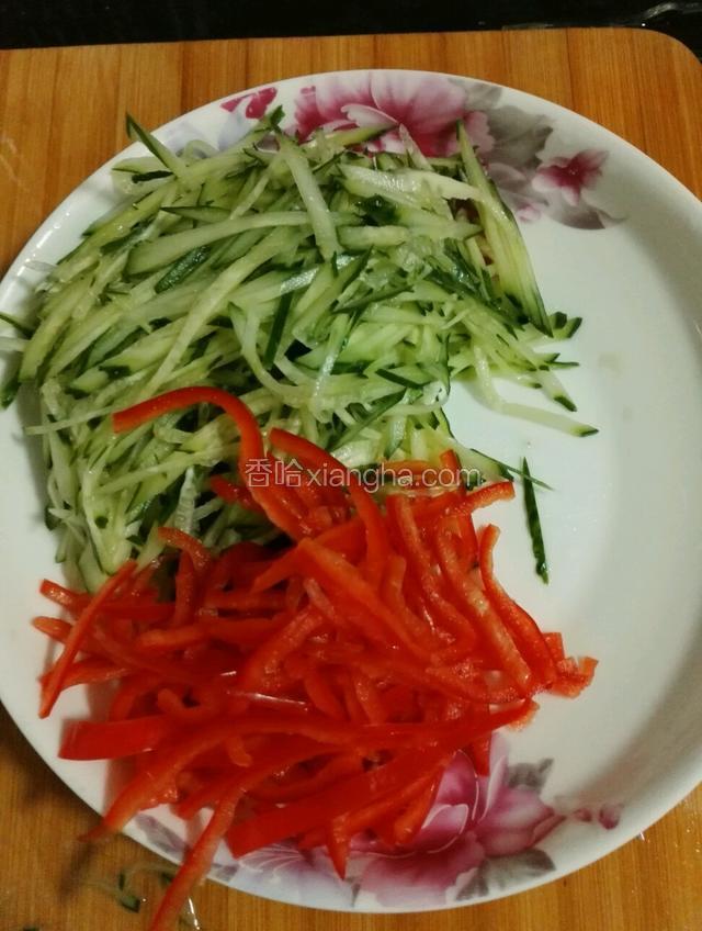 黄瓜，红椒切细丝
