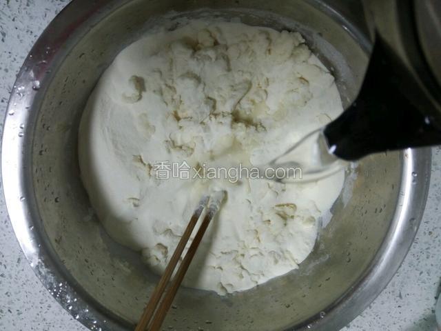加入清水搅拌成絮状