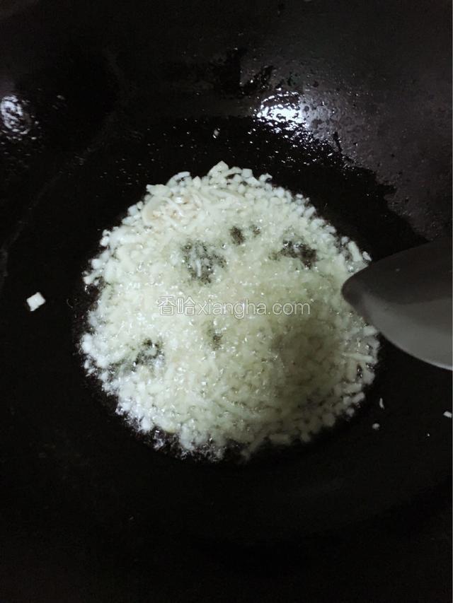 把笋干切丁，放入油锅内煸炒