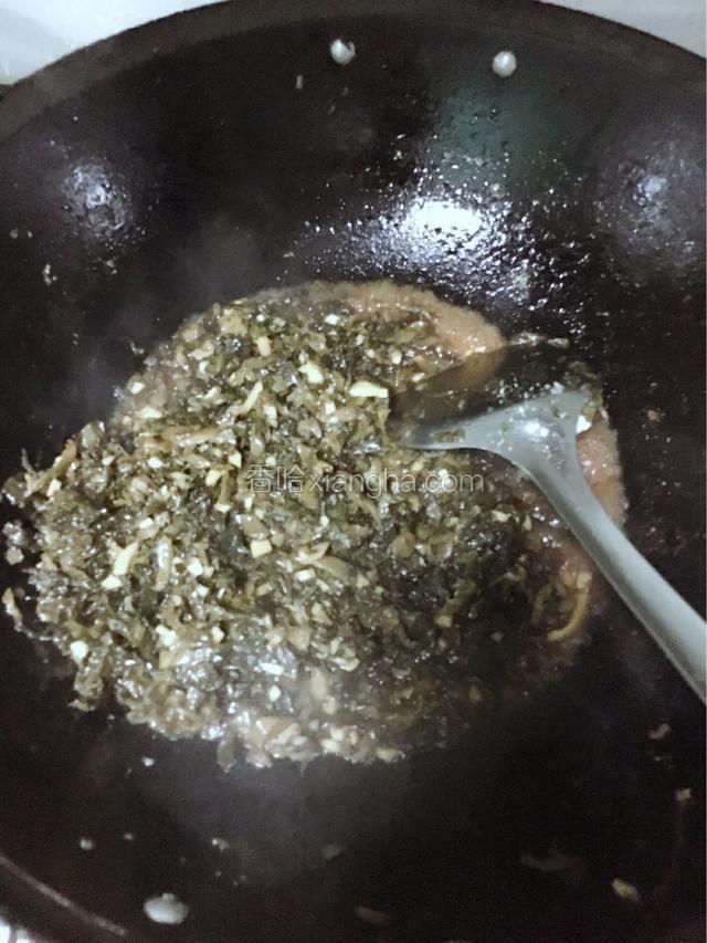 另起油锅炒清洗过的雪菜末，烧煮后放入笋干丁，加入调料入味起锅，备用