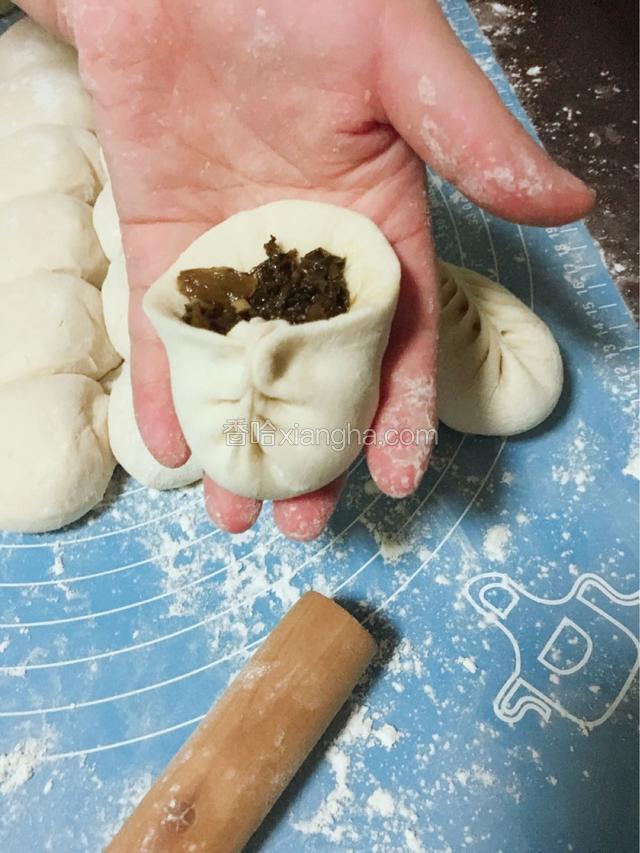 下剂子，按扁，皮子边缘擀薄，便于包秋叶包形状