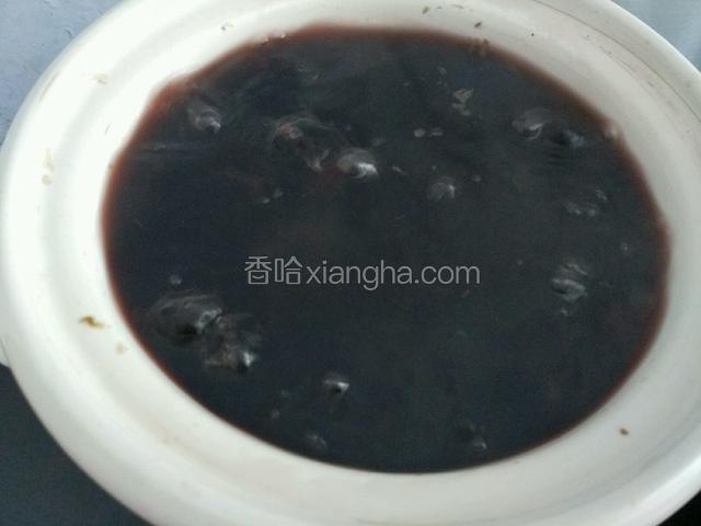 大火煮开，转用小火慢慢熬煮至乌梅肉化开，汤的颜色变成棕色。