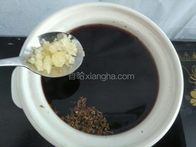 继续熬煮至汤汁成深棕色，加入适量桂花，再加入适量冰糖。
