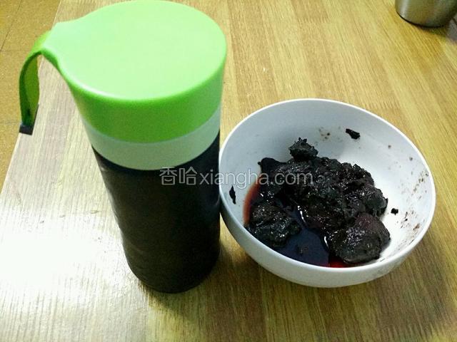 冷却后过滤装瓶，放进冰箱冷藏。