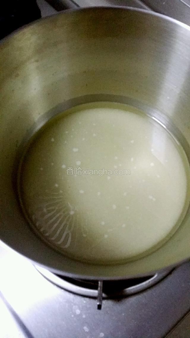 准备一个不锈钢或陶瓷锅（不可使用铁锅和铝锅）,白砂糖放入锅里,再倒入水,用筷子稍稍搅拌一下,让糖和水混合。
切记,之后的熬煮全程均不可搅拌糖水。