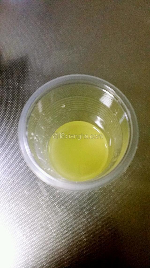 榨取新鲜柠檬汁备用。