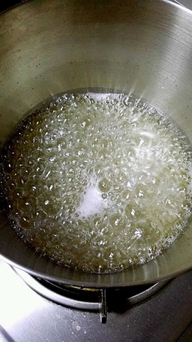 开中火加热,至糖水煮开。